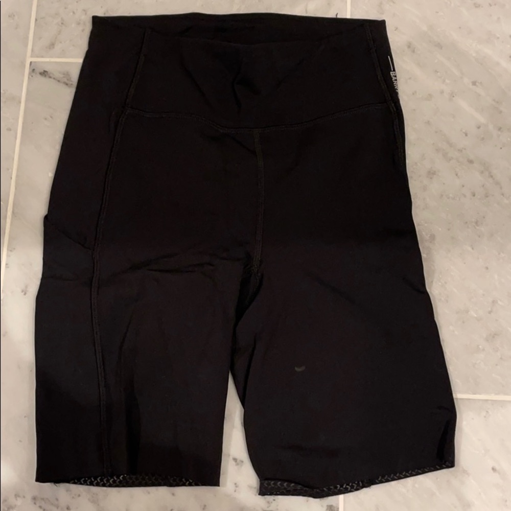 Barrys x lululemon biker shorts size 4